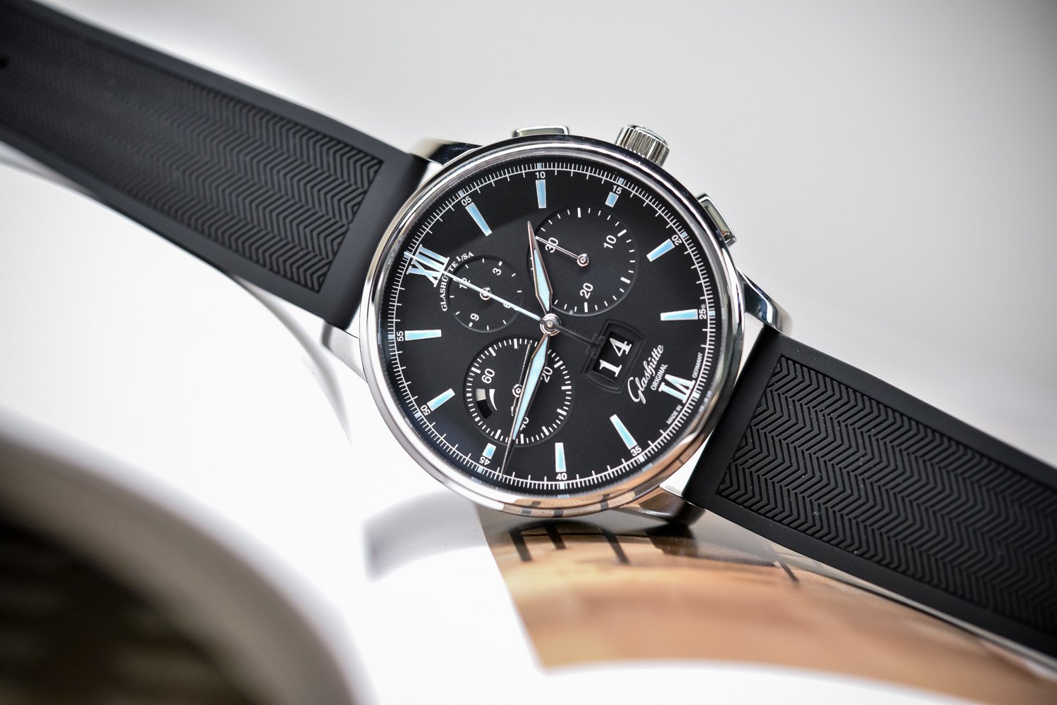 Hands On With The Glashütte Original Senator Chronograph Panorama Date ...